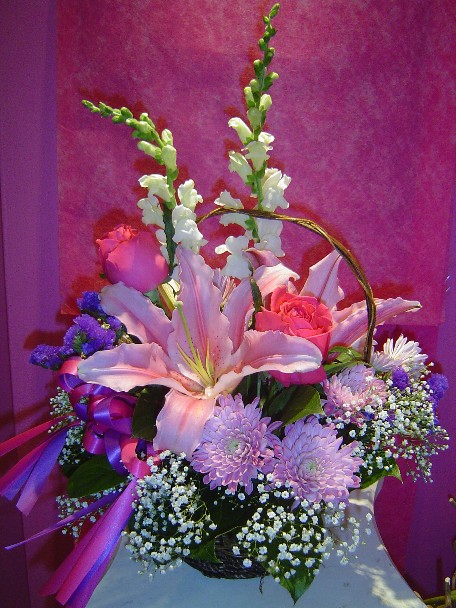 Lilies, roses, snapdragon, baby's breath, daisies, and statice