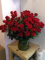 100 red roses in a vase