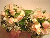 White and pink roses, daisies, and baby's breath